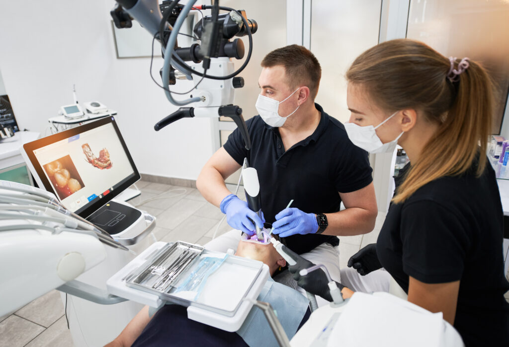 R3 Dental Group has access to some of the most advanced dental technology available, including the iTero® scanner system. This is similar to an X-ray and is used for many treatments including Invisalign®.